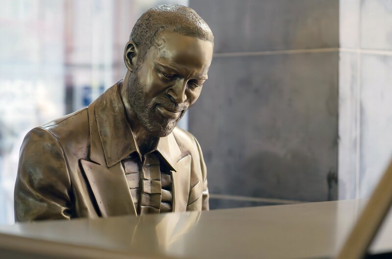 Marvin-Gaye-Denkmal im ehemaligen Fest- und Kulturpalast (heute ein Shoppingcenter) von Ostende, Belgien – Bild: Holger Braune/​DOKFILM