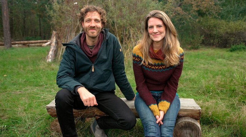 Freiheit, Natur, Ruhe – danach sehnt sich, wer Berlin verlassen und in Brandenburg neu anfangen will. Aber auch günstigere Mieten und geringere Lebenshaltungskosten sind für viele ein Grund für den Rauszug. – Jelena und Thilo wollen eine Gemeinschaft in einem entlegenen Haus bei Bad Belzig gründen. – Bild: rbb/​Maurice Wilkering