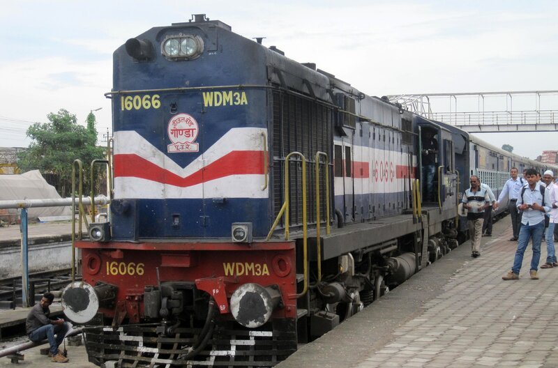 Die typische Alcolok am längsten Bahnsteig der Welt in Gorakhpur. – Bild: SWR/​Susanne Mayer-Hagmann
