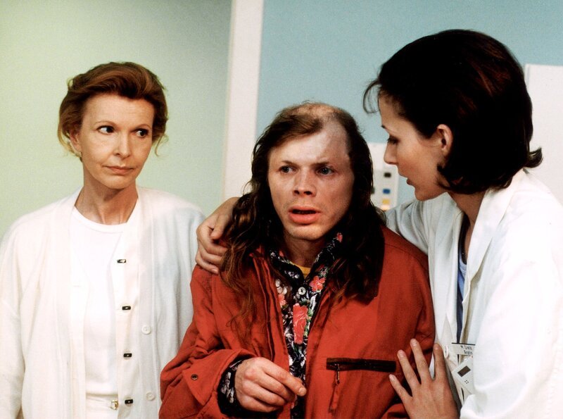 Maia Dietz (Ina Rudolph) und Oberschwester Ingrid (Jutta Kammann) finden Paul Weller (Axel Neumann), nachdem dieser Rose etwas zu essen bringen wollte. – Bild: MDR/​Laue