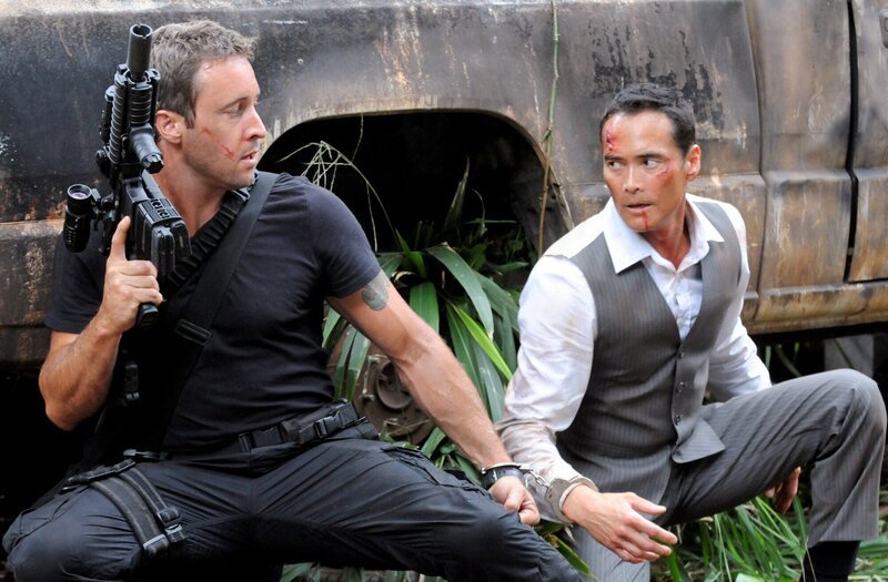 Müssen gemeinsam gegen die Yakuza um ihr Leben kämpfen: Steve (Alex O’Loughlin, l.) und Wo Fat (Mark Dacascos, r.) … – Bild: Norman Shapiro /​ CBS ENTERTAINMENT /​ CBS Broadcasting Inc.