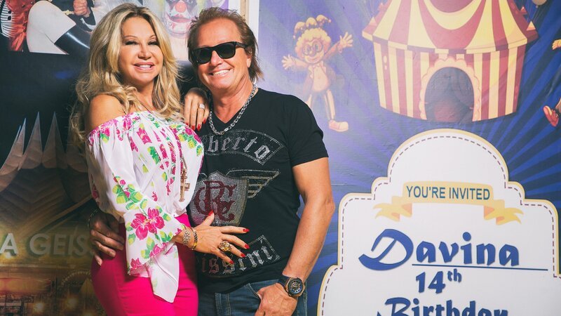 Carmen und Robert richten wieder eine Megaparty für Tochter Davina aus, die 14 Jahre alt wird. – Bild: RTL II /​ Angelo Lair