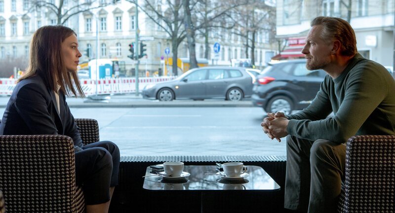 Die Kontrahenten Jana Liekam (Paula Beer) und Gabriel Fenger (Barry Atsma) treffen sich. Ist da noch etwas zwischen den beiden? – Bild: Fabrizio Maltese /​ ZDF