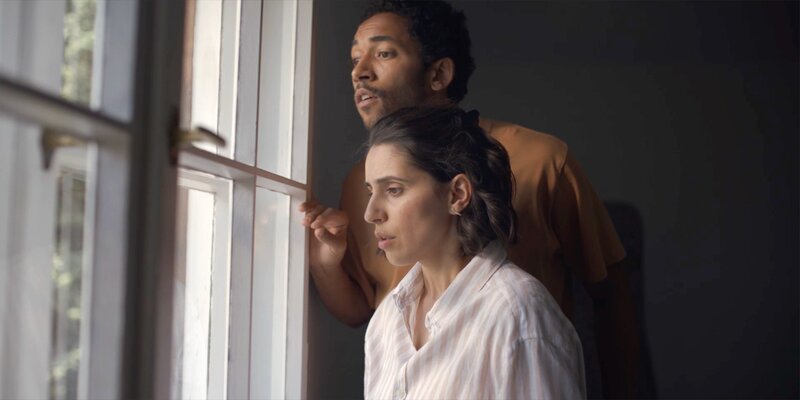 Mari (Maryam Zaree) und Theo (Benito Bause) deuten das Selbstverteidigungstraining von Andi und Rocco als Kindesmisshandlung. – Bild: Tilo Hauke /​ ZDF