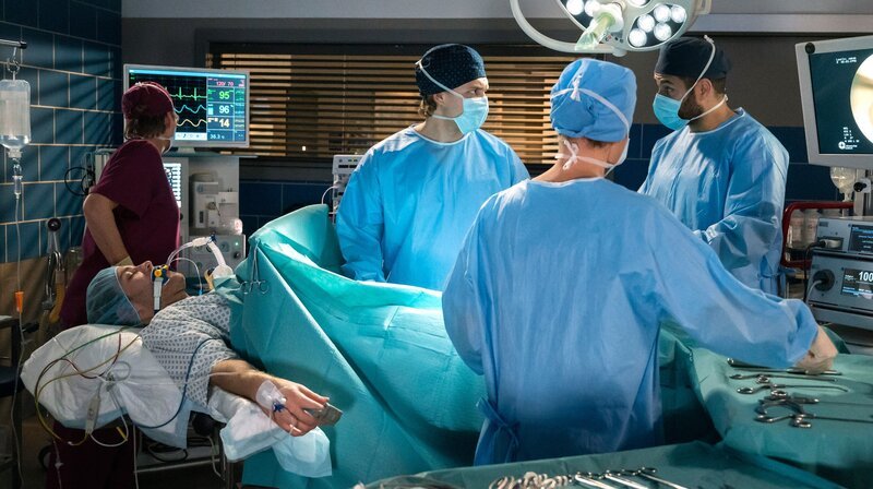 Der angehende Astrophysikstudent Jakob Laurin (Lukas T. Sperber, l. mit Komaparsin) wird von Matteo Moreau (Mike Adler, r.) und Mikko Rantala (Luan Gummich, 3.v.r.) am Knie operiert (Komparsin, 2.v.r.). – Bild: ARD/​Jens Ulrich Koch