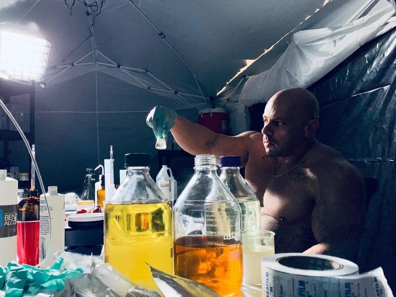 Sacramento, CA – Trevor working in underground steroids lab. – Bild: National Geographic/​Muck Media