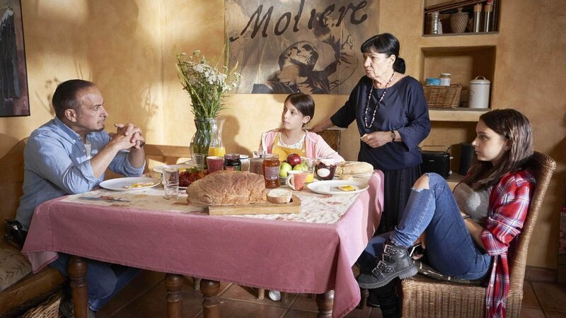 Semir (Erdogan Atalay) hat beim Frühstück schlechte Nachrichten für seine Kinder Lilly (Emma Helm, 3.v.r.) und Ayda (Pauletta Pollmann, r.) sowie seine Mutter Selma (Özay Fecht) – sie müssen ihr Haus heute noch wgen baulichen Gefahren evakuieren. – Bild: RTL /​ Guido Engels