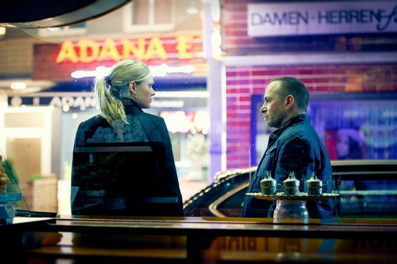 Vicky (Pia Stutzenstein) hat im Dienst einen brutalen Straftäter erschießen müssen. Mit Semir (Erdogan Atalay) spricht sie darüber, dass sie sich damit überhaupt nicht wohl fühlt. – Bild: TVNOW