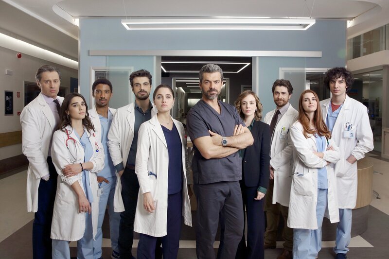 Marco Sardoni (Raffaele Esposito), Elisa Russo (Simona Tabasco), Gabriel Kidane (Alberto Boubakar Malanchino), Lorenzo Lazzarini (Gianmarco Saurino), Giulia Giordano (Matilde Gioli), Andrea Fanti (Luca Argentero), Agnese Tiberi (Sara Lazzaro), Enrico Sandri (Giovanni Scifoni), Alba Patrizi (Silvia Mazzieri), Riccardo Bonvegna (Pierpaolo Spollon) – Bild: SRF /​ Lux Vide S.p.A. /​ SONY Pictures