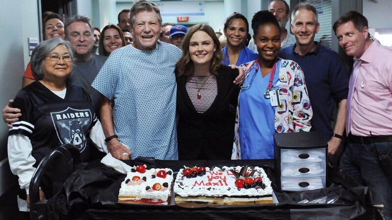 Dreharbeiten von „Bones – Die Knochenjägerin“ mit Ryan O’Neal (vorne l.), Emily Deschanel (vorne M.), Nancy Bellany (3.v.r.) und Jonathan Collier (2.v.r.). – Bild: TVNOW /​ FOX