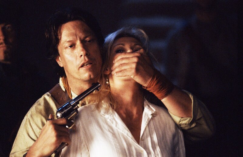 Die Lage ist ernst: Ivan und seine Schergen (Gavin Hood, Foto) haben Elisabeth (Alison Doody) entführt, da sie denken sie führe die Karte mit sich. – Bild: RTL Zwei