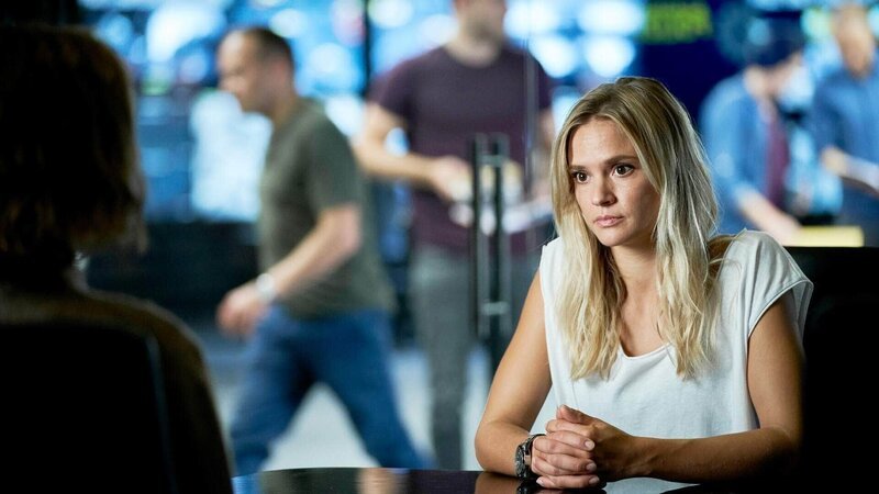 Vicky (Pia Stutzenstein) und Semir verhören Maria. Die glaubt nicht, das Ramin ein böser Mensch ist. – Bild: RTL /​ Guido Engels