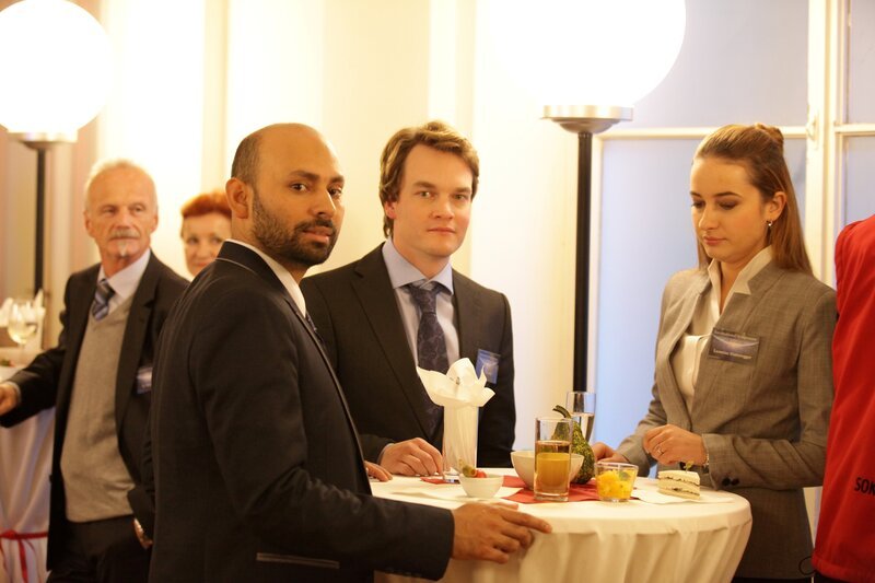 Leontina und Johannes bei einem Umtrunk nach dem Vortrag in der Sternwarte. (v.l.n.r.: Komparse, Johannes Ebner (Ludwig Blochberger), Leontina Hinteregger (Matea Novak), im Hintergrund: Komparsen)).  „SOKO Wien – Himmel voller Sterne“: Umtrunk nach gelungenem Vortrag von Dr. Janninger.  Fotograf: Stefan Haring – Bild: Bavaria Media GmbH /​ Die Verwendung ist nur bei redaktioneller Berichterstattung im Rahmen einer Programmankündigung ab 2 Monate vor der ersten Auss /​ © Bavaria Media