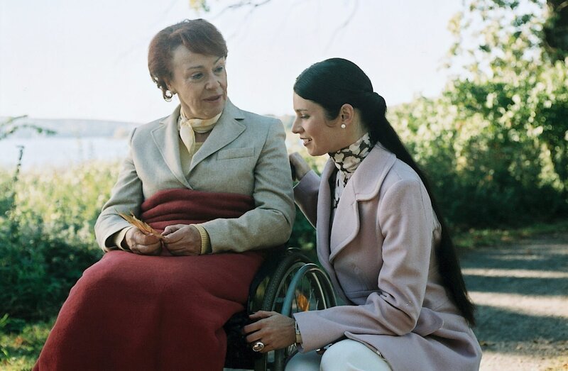 Biancas Großmutter Ursula Berger (Annemone Haase, l.) weiß, dass Judith (Elisabeth Sutterlüty, r.) dem Glück ihrer Enkelin Bianca mit Oliver Wellinghoff im Wege steht. – Bild: ZDF und Britta Krehl