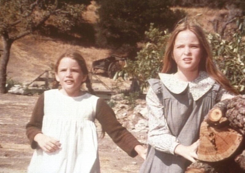 Laura (Melissa Gilbert, l.) und Mary (Melissa Sue Anderson, r.) verstehen nicht, dass ihr Vater trotz gebrochener Rippen hart arbeiten muss. – Bild: Sat.1 Gold