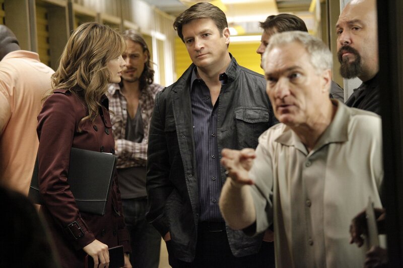 L-R: STANA KATIC, NATHAN FILLION, DENNIS COCKRUM – Bild: PLURIMEDIA (ABC Studios)
