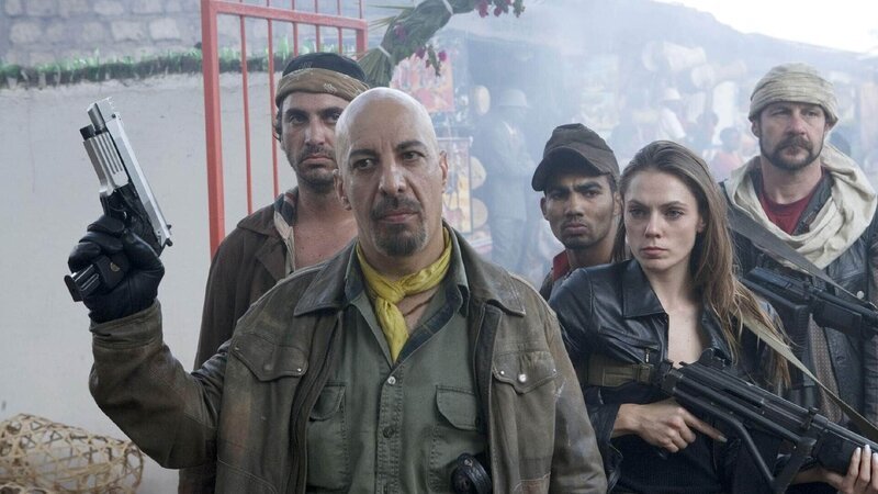 Emily und Flynn müssen feststellen, dass eine Gruppe von zwielichtigen Gestalten, unter Führung des brutalen, skrupellosen General Samir (Erick Avari, 2.v.l.), ebenfalls an der Karte interessiert ist … – Bild: RTL