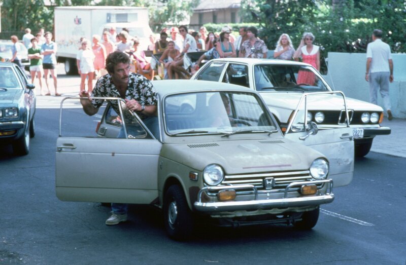 Auf der Suche nach Floyd merkt Magnum (Tom Selleck) schnell, dass er nicht als Einziger hinter ihm her ist … – Bild: ProSieben MAXX