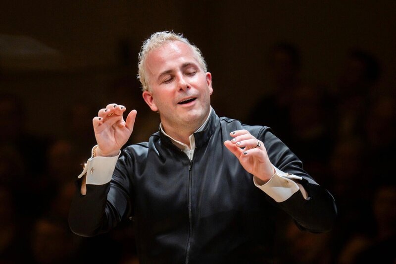 Yannick Nézet-Séguin dirigiert die Wiener Philharmoniker im Goldenen Saal des Musikvereins. – Bild: SRF/​Chris Lee