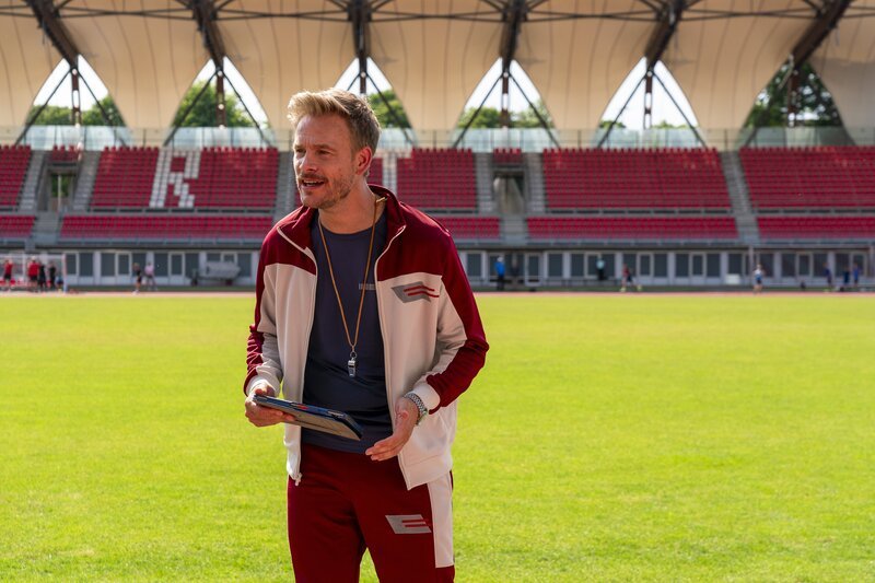 Herr Hauser (Frederic Heidorn) unterrichtet dieses Jahr auch Schülerinnnen und Schüler ohne Porfilsport in seinem neuen Mindset-Modul. – Bild: mdr/​Saxonia Media/​Thomas Dietze
