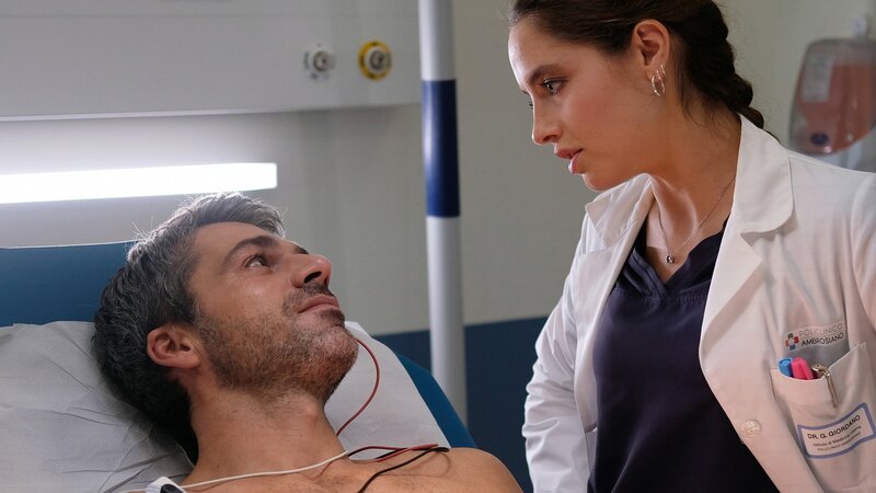 DOC – Es liegt in deinen Händen Staffel 1 Folge 2 Ehemaliges Liebespaar: Luca Argentero als Dr. Andrea Fanti, Matilde Gioli als Dr. Giulia Giordano – Bild: SRF/​SONY Pictures