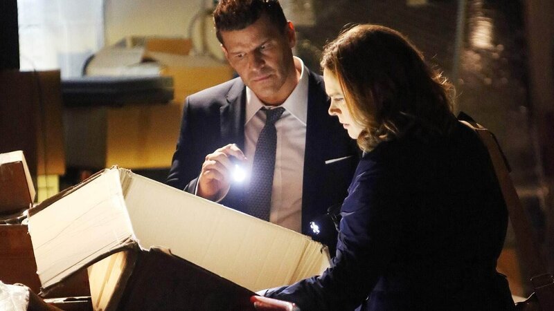 Booth (David Boreanaz) und Brennan (Emily Deschanel) ermitteln im Mordfall an einem Nachhilfelehrer und machen dabei eine interessante Entdeckung. – Bild: TVNOW /​ FOX