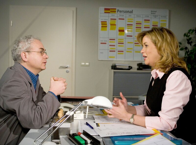 Sarah Marquardt (Alexa Maria Surholt) lässt sich nicht erweichen. Die Türen des größeren Arbeitsraumes bleiben für Ottmar Wolf (Tom Pauls) verschlossen. – Bild: MDR/​MDR/​Krajewski