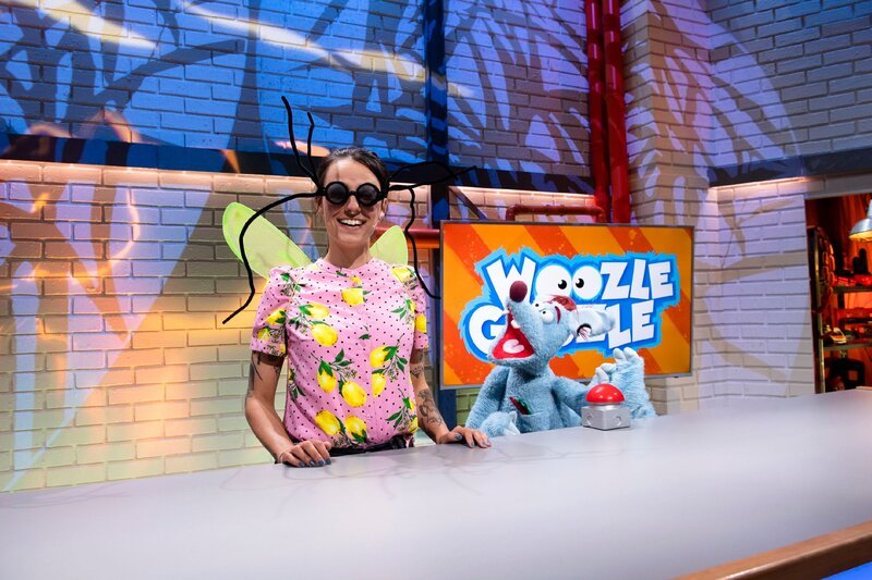 Es geht um richtig große Tiere und Woozle (re.) stellt entsetzt fest, dass er nicht dazu gehört. Er ist sogar kleiner als Maria (li.)! Das kann so nicht bleiben. Doch seine Erfindungen lassen Woozle leider nicht wachsen. Richtig schief geht die Sache allerdings erst, als Woozle beschließt aus einer Mücke einen Elefanten zu machen … – Bild: Annette Etges/​SUPER RTL