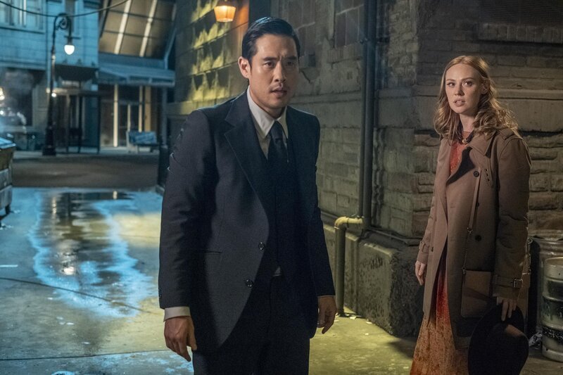Dr. Ben Song (Raymond Lee, l.); Carly (Deborah Ann Woll, r.). – Bild: Universal Television LLC. All Rights Reserved. /​ Ron Batzdorff
