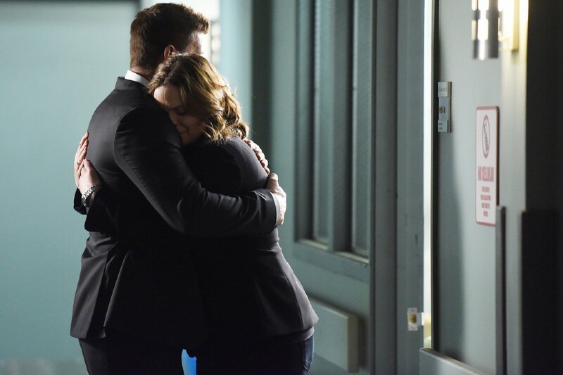 Booth (David Boreanaz) und Brennan (Emily Deschanel) macht die Situation schwer zu schaffen. Nicht nur sie wurden zur Zielscheibe eines rachesüchtigen Mörders, auch ihre Familie schwebt in großer Gefahr. – Bild: Super RTL