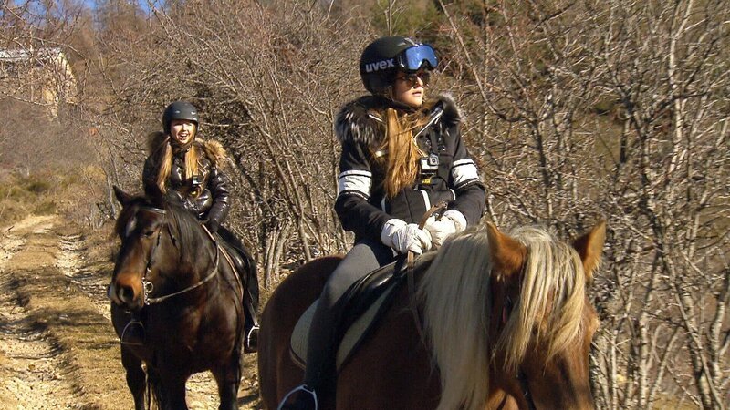Für Shania (li.) und Davina steht Reiten auf dem Programm – Bild: RTL Zwei