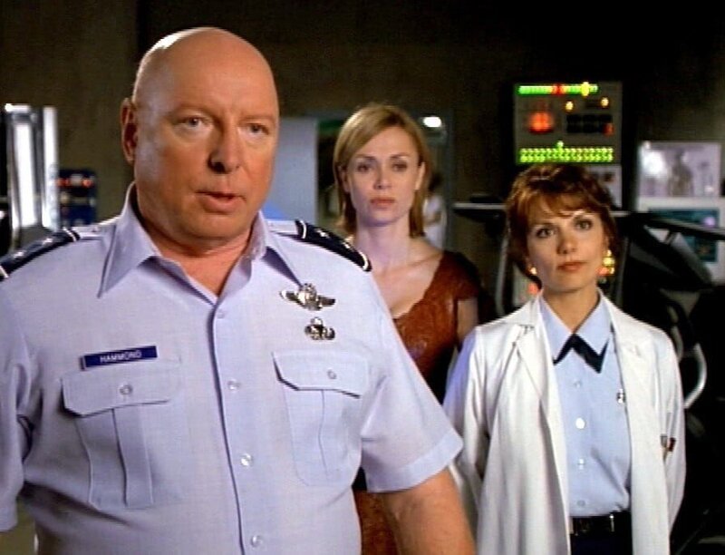 Als gesundheitliche Risiken das Team zu gefährden drohen, befiehlt General Hammond (Don S. Davis) auf Anraten von Dr. Frasier (Teryl Rothery, re.) die Versuche mit den Armbändern einzustellen. Leichter gesagt als getan …! (Foto Mitte: Vanessa Angel) – Bild: RTL II