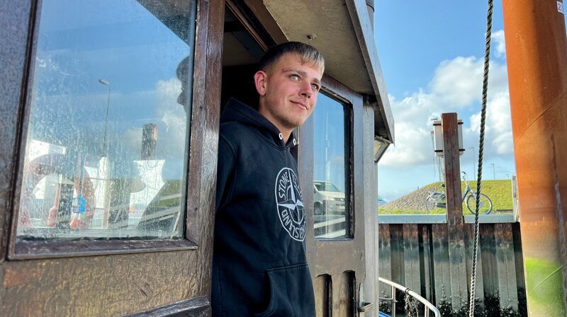 Auf dem Kutter Nordmeer erleben Gäste mit Lukas Tholen die Nordsee aus nächster Nähe. – Bild: NDR/​Bärbel Fening
