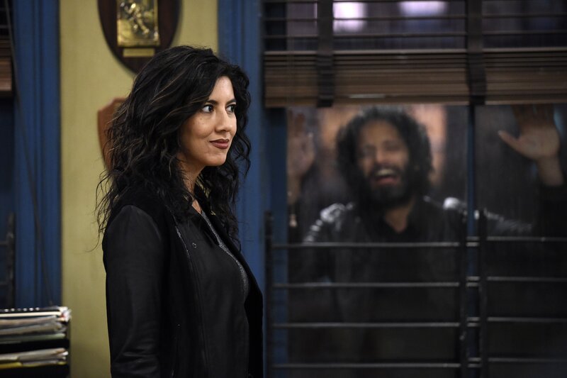 Rosa Diaz (Stephanie Beatriz, l.); Adrian Pimento (Jason Mantzoukas, r.) – Bild: UNIVERSAL TELEVISION LLC.