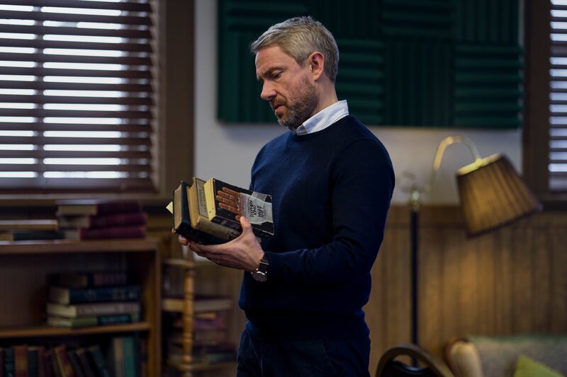 Jonathan Miller (Martin Freeman) begutachtet Cairos Lektüre. – Bild: Zac Popik /​ Lionsgate