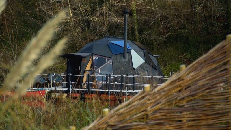 In England ist nachhaltiges, CO₂-armes und ökologisch verantwortungsvolles Glamping möglich. – Bild: ZDF und Windfall Films