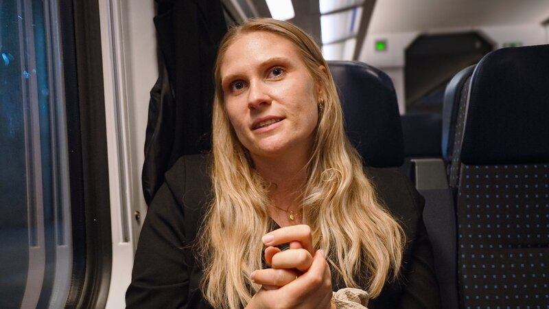 rec. Sexuelle Belästigung im ÖV – Wie reagieren? Ursina hat sexuelle Belästigung im Zug erlebt: ein Mann masturbierte vor ihr. – Bild: SRF