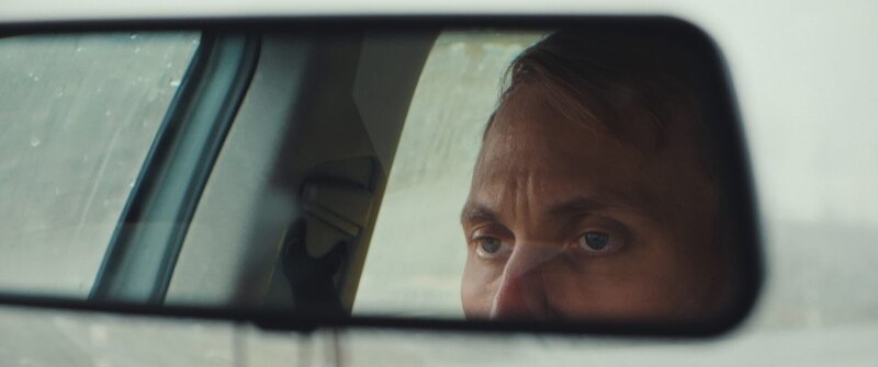 Timo chauffiert David mit dem Auto herum. – Bild: ZDF und Julian Vogel