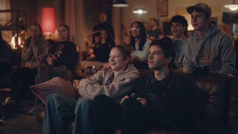 Dani Strobl (Emilia Warenski), Luca Rossi (Mikka Forcher). – Bild: ORF/​BR/​SRF/​Superfilm Filmproduktions GmbH