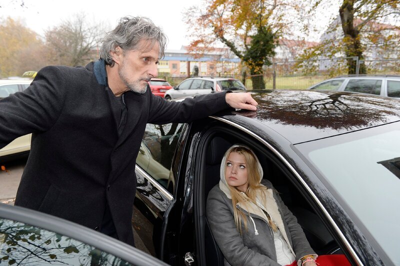 Stefan (Ingo van Gulijk) schafft es nicht, seinen Willen durchzusetzen und Vicky (Elisabet Bezgrebelnaya) in ein Internat zu stecken. – Bild: RTL /​ Christoph Assmann