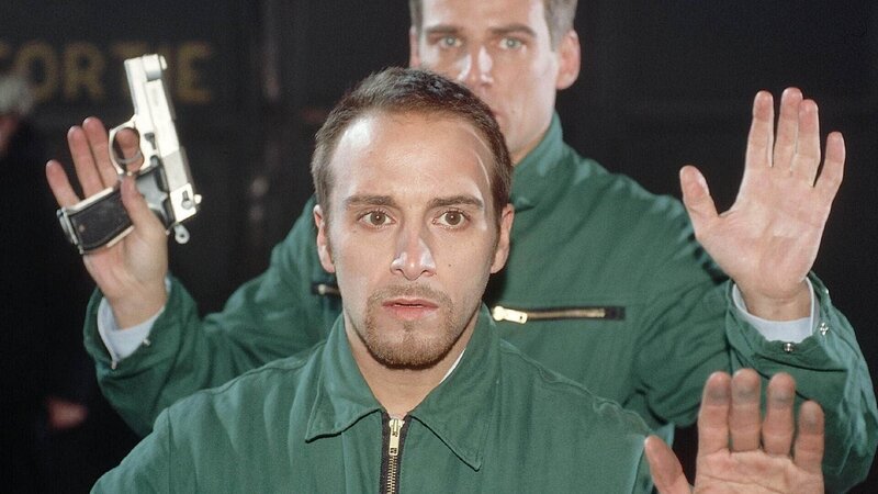 Semir (Erdogan Atalay, vorne) und Tom (René Steinke) sind in Gefahr … – Bild: RTL /​ Gordon Mühle