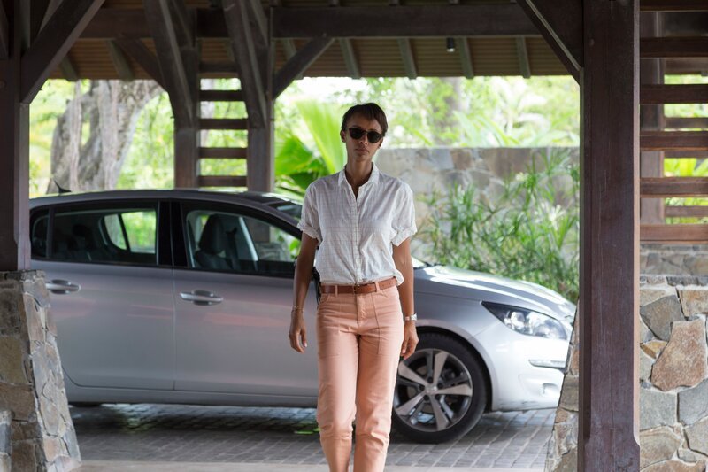 Mélissa Sainte-Rose (Sonia Rolland) ist auf der Suche nach einem ehemaligen Mitarbeiter eines Luxushotels. Es ist der Mann der Ermordeten. Auf ihrer Suche findet sie den unsympathischen Besitzer des Hotels und erfährt einige Neuigkeiten. – Bild: Matthieu Guitteaud/​ FTV /​ ZDF