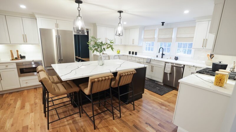 After shot of the kitchen and island. As seen on HGTV’s Fix My Frankenhouse season 2. – Bild: Warner Bros. Discovery, Inc. or its subsidiaries and affiliates
