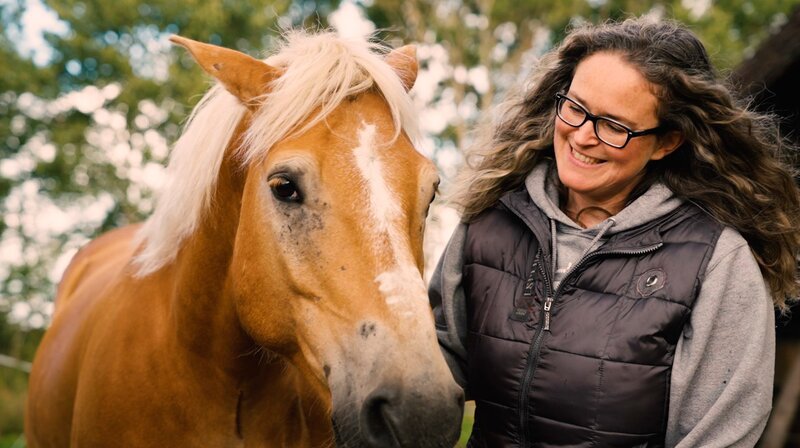 Mareike zieht mit ihren Pferden auf einen Vierseithof – Bild: rbb/​Maurice Wilkering