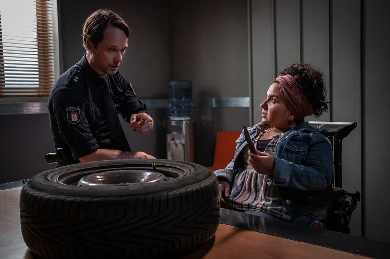 Mattes (Matthias Schloo, l.) glaubt Cora Liberti (Kübra Sekin, r.) nicht und fordert von ihr einen Beweis für ihre Tat. – Bild: ZDF und Boris Laewen (bola)