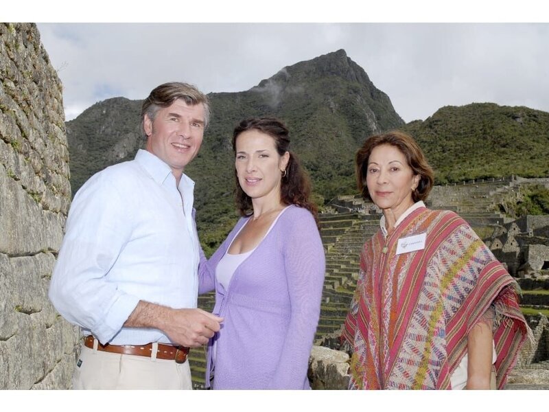 In Peru trifft Mara zufällig ihr ehemaliges Kindermädchen Consuela wieder (v. li. n. re. Daniel Morgenroth, Clelia Sarto, Monica Bielenstein) – Bild: Romance TV