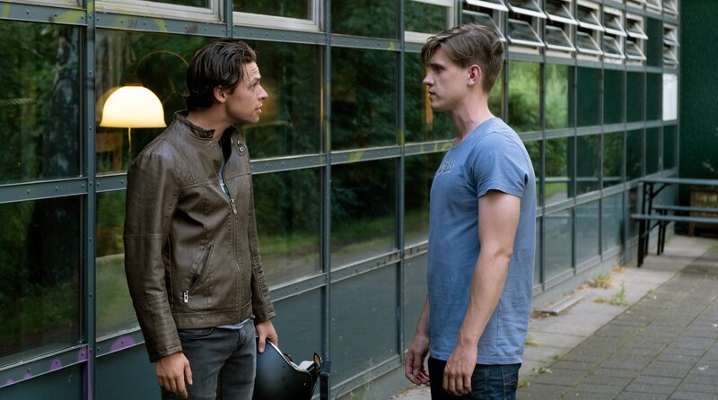 Felix Löhr (Lennart Betzgen, r.) spricht mit Marvin Kröger (Junis Marlon, l.), dem Ex-Freund der toten Nadine. – Bild: ARD/​Christine Schröder