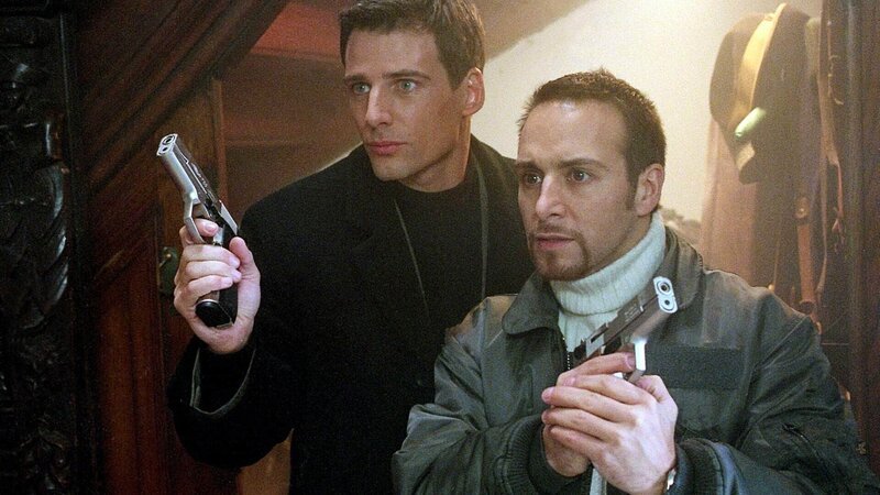 Tom (Rene Steinke, li.) und Semir (Erdogan Atalay) verfolgen Schroth. – Bild: RTL /​ Guido Engels