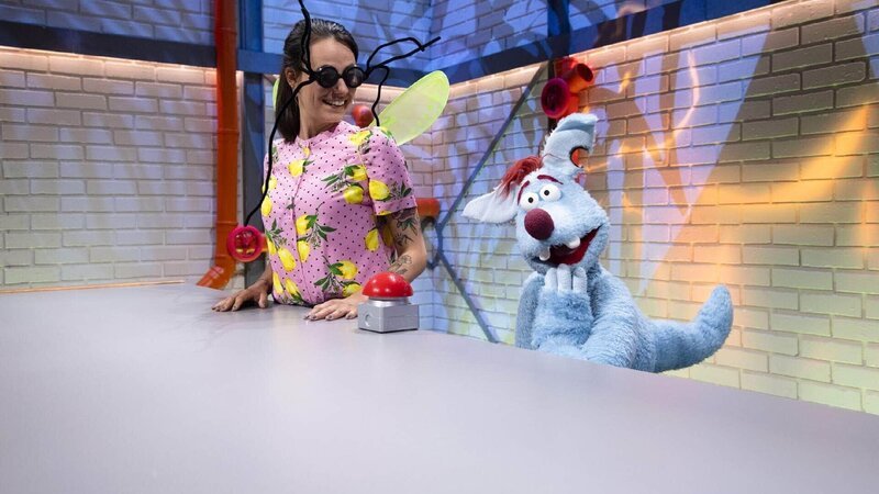 Es geht um richtig große Tiere und Woozle (re.) stellt entsetzt fest, dass er nicht dazu gehört. Er ist sogar kleiner als Maria (li.)! Das kann so nicht bleiben. Doch seine Erfindungen lassen Woozle leider nicht wachsen. Richtig schief geht die Sache allerdings erst, als Woozle beschließt aus einer Mücke einen Elefanten zu machen … – Bild: Annette Etges/​SUPER RTL