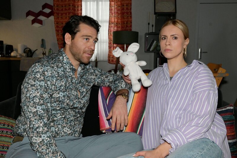 Zoe (Lara Dandelion Seibert) ist von Carlos (Patrick Fernandez) nicht davon abzubringen, Laura zu stoppen. – Bild: RTL /​ Rolf Baumgartner /​ Ein Häufchen Asche